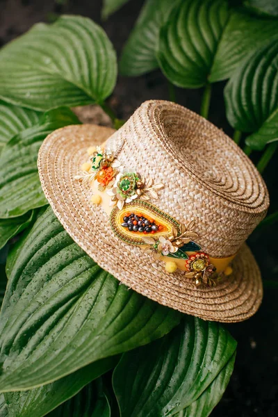 Hermoso Sombrero Paja Con Joyas Hechas Mano —  Fotos de Stock