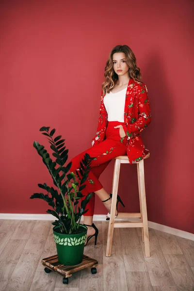 Hermosa Mujer Joven Chaqueta Roja —  Fotos de Stock