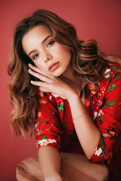 Vacker Ung Kvinna Röd Jacka — Stockfoto