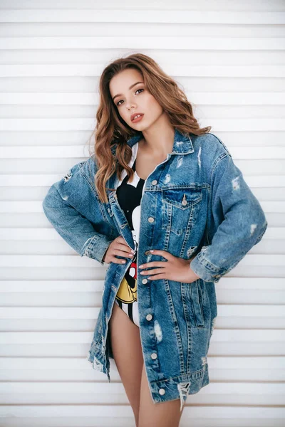 Hermosa Joven Con Pelo Largo Chaqueta Vaquera — Foto de Stock