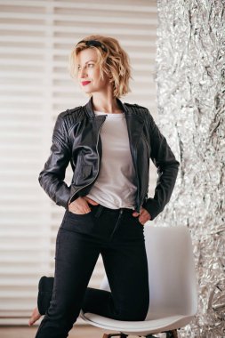 Deri ceketli güzel kız.