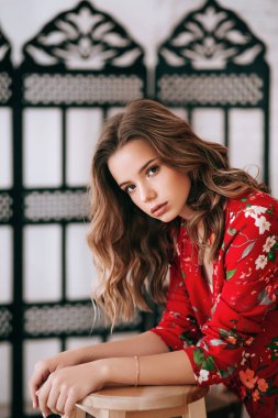 Kırmızı ceketli güzel bir kadın.