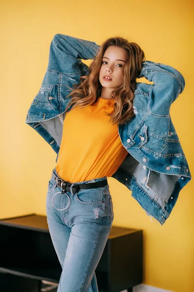 Bela Jovem Com Cabelo Comprido Jaqueta Jeans — Fotografia de Stock