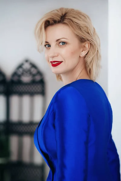 Mavi Elbiseli Güzel Genç Kadın — Stok fotoğraf