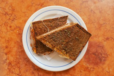 Geleneksel Portekiz fast food tostu, yanında da pastırma ve peynir. Yalnız turizm ve seyahat. Bir serinin parçası