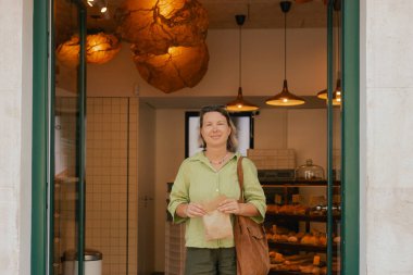 Gen Z orta yaşlı kadın Lizbon 'da fırın yakınlarında Pastel de Nata adında Portekiz yumurtalı tart tatlısı deniyor. Yalnız turizm ve seyahat. Bir serinin parçası