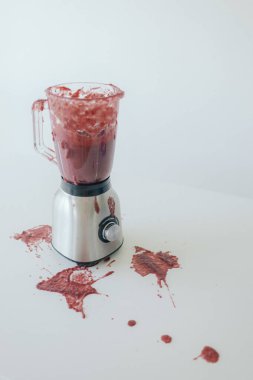 Kadınların elleri sağlıklı bir organik diyet için sağlıklı bir yaşam tarzı fotoğraf serisinin bir parçası olarak sağlıklı bir organik diyet için taze meyve blendırında smoothie hazırlıyor.