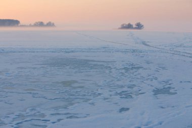 Kartpostal yaz masalı donmuş gölde