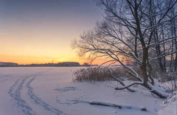 Kartpostal yaz masalı donmuş gölde