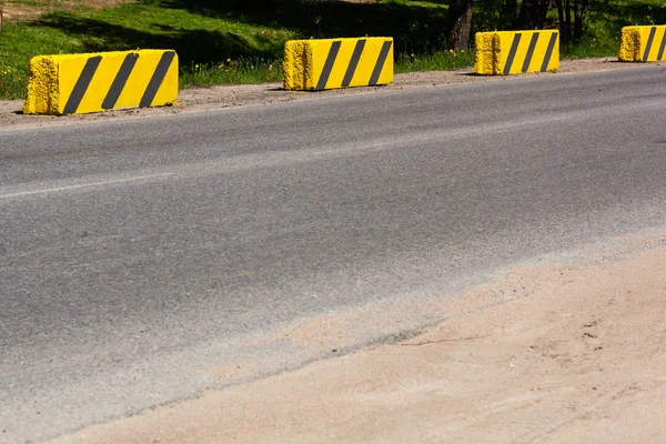 Asfalt Yol Boyunca Yol Kenarına Özel Olarak Yapılmış Beton Güvenlik — Stok fotoğraf