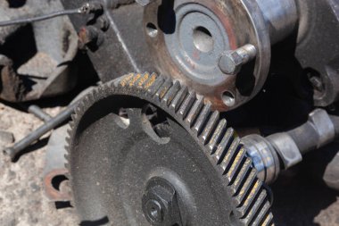 parçalanmış araba motorunun bir parçası