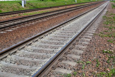 Uzaklık raylarına doğru uzanıyor.