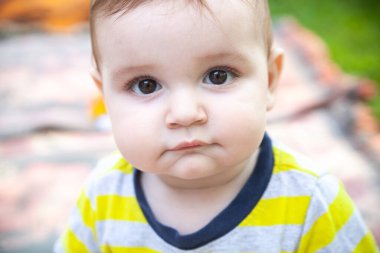 Çocuk. Komik küçük çocuk. 1 yaşında. Dünyaca ünlü çocuklar.