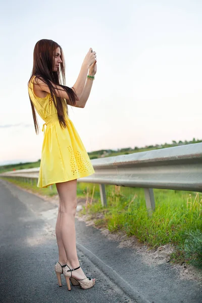 Krásná Dívka Žluté Módní Světlé Šaty Dlouhými Otevřené Dokonalé Nohy — Stock fotografie