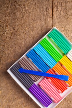 Birçok renkli plastik çubuklar ahşap arka planda yatıyor..
