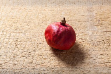 Ahşap zemin üzerinde olgun nar meyvesi