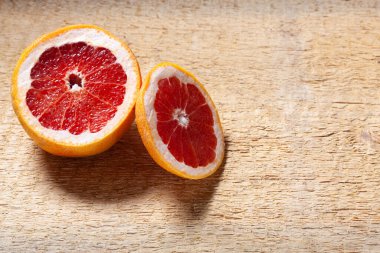 Tahta zemin üzerinde taze kırmızı nar ve greyfurt. Genel görünüm resmi.