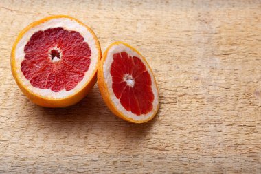 Tahta zemin üzerinde taze kırmızı nar ve greyfurt. Genel görünüm resmi.