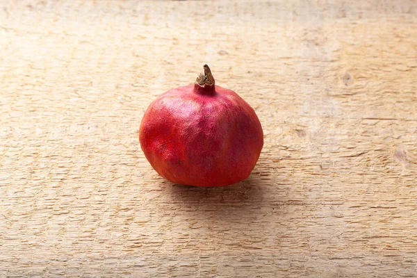 Olgun taze taze nar meyvesi.