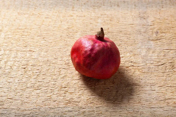 Ahşap zemin üzerinde olgun nar meyvesi