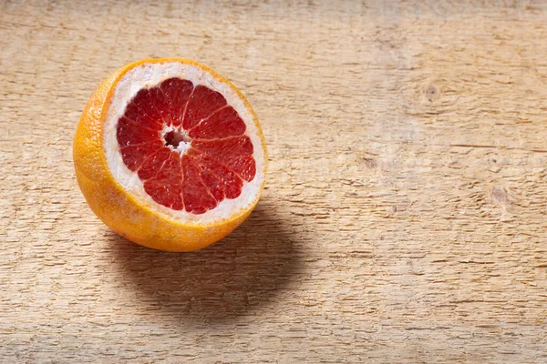 Tahta zemin üzerinde taze kırmızı nar ve greyfurt. Genel görünüm resmi.