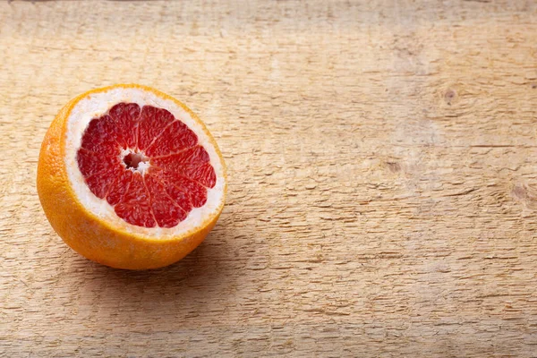 Tahta zemin üzerinde taze kırmızı nar ve greyfurt. Genel görünüm resmi.