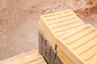 Engelliler için yeni Sarı Dokunsal Geçiş veya Algılanabilir Uyarı Pastaları