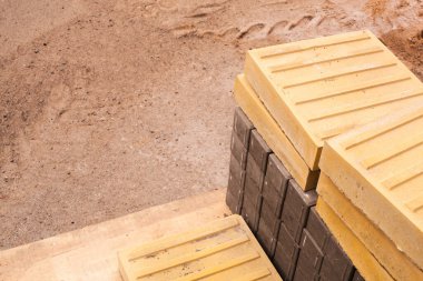 Engelliler için yeni Sarı Dokunsal Geçiş veya Algılanabilir Uyarı Pastaları