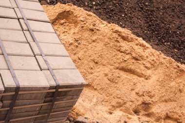 Yeni bir yol inşa edilirken inşaat alanında yerde yatan kaldırımlar için geniş ve uzun beton bloklar paketlendi.