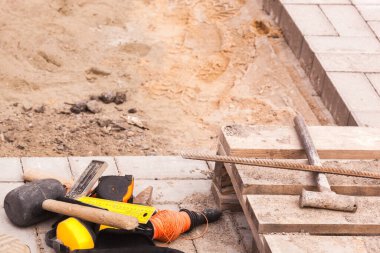 Kentsel çevrenin hazırlanan yüzey iyileştirmesinde yeni fayansların kaldırım kurulumunun onarımı