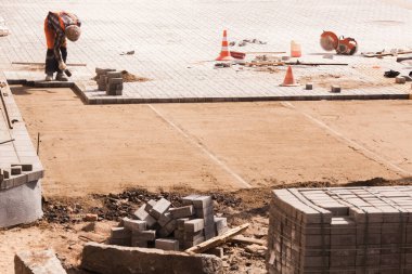 Hazırlanmış yüzey iyileştirmesinde yeni fayansların kaldırım kurulumunun onarımı