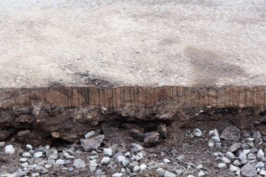 Engelliler için kaldırımların ve rampaların tamiri. Yol tadilatı. Yeni asfalt kaldırım. Asfalt yol onarımı. Asfalt yolların onarımının ayrıntıları.