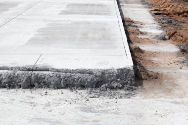 Betondan teknolojiyle yeni bir yol inşaatı, şantiyeden yakın çekim.