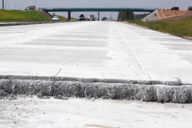 Betondan teknolojiyle yeni bir yol inşaatı, şantiyeden yakın çekim.