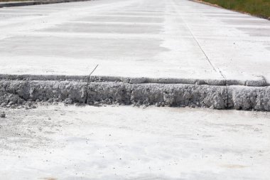 Betondan teknolojiyle yeni bir yol inşaatı, şantiyeden yakın çekim.