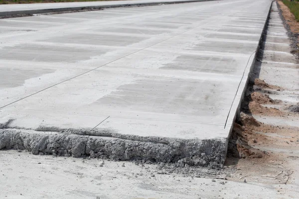 Betondan teknolojiyle yeni bir yol inşaatı, şantiyeden yakın çekim.