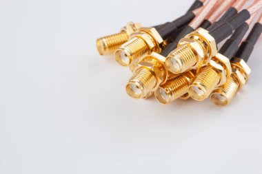 Yüksek frekanslı ipx 'ten kadın kablo bağlantısına altın kaplama iğnelerle. Özel telekomünikasyon ekipmanları için konnektörlerle eş eksenli kablo.