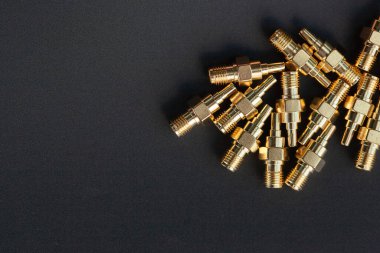Yüksek frekanslı SMA bağlantıları siyah arkaplanda izole edildi. Altın kaplama iğneler..