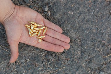 Adamın ellerinde yüksek frekanslı SMA konnektörleri var.