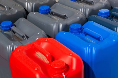 Depoda farklı renklerde plastik kaplar, üretim, fabrika. Plastik kutuların arka planı