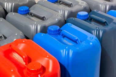 Depoda farklı renklerde plastik kaplar, üretim, fabrika. Plastik kutuların arka planı