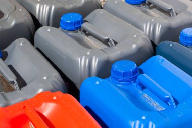 Depoda farklı renklerde plastik kaplar, üretim, fabrika. Plastik kutuların arka planı