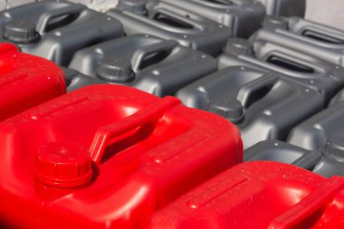 Depoda kırmızı ve mavi renkli plastik kaplar, üretim, fabrika. Plastik kutuların arka planı