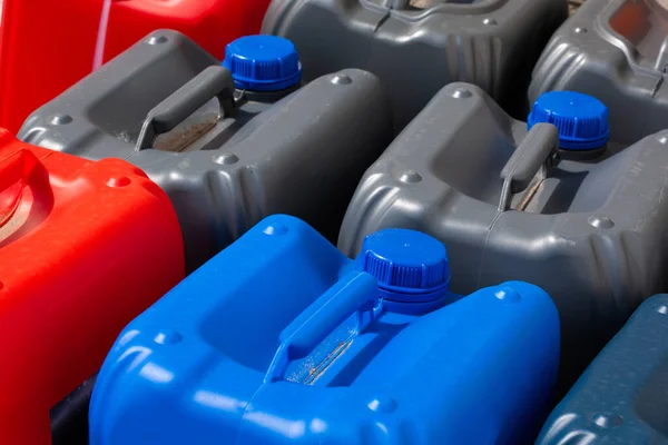 Depoda farklı renklerde plastik kaplar, üretim, fabrika. Plastik kutuların arka planı