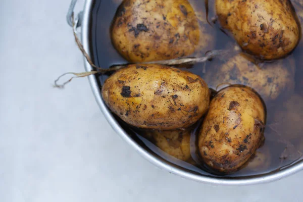 껍질을 감자들이 싱크대에서 — 스톡 사진