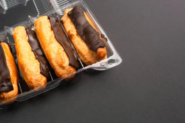 Eclairs Met Crème Vulling Doordrenkt Met Chocolade Een Zwarte Achtergrond — Stockfoto