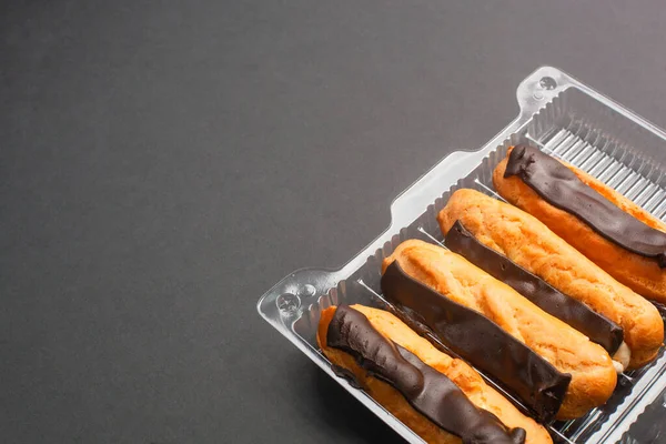 Eclairs Met Crème Vulling Doordrenkt Met Chocolade Een Zwarte Achtergrond — Stockfoto