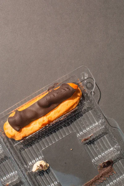 Enkele Eclair Cake Met Gebrande Chocolade Koffie Boter Crème Standaard — Stockfoto