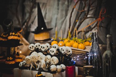 Cadılar Bayramı kutlaması için farklı şekerlemeli çikolata.