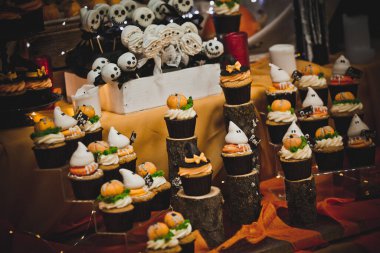 Cadılar Bayramı kutlaması için farklı şekerlemeli çikolata.